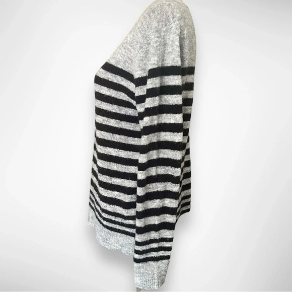 CURRENT AIR Women's Black and Gray Striped Crewneck Sweater Medium | EUC‎ - Picture 3 of 6